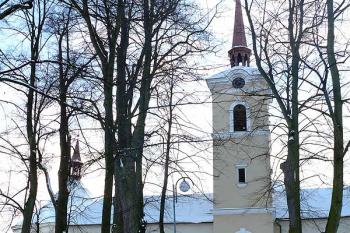 Vstupní věž do ambitů a k Loretě a kostel sv. Ducha (vlevo) (© Jiří Cukr, 12/2010)