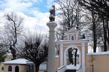 Vstupní brána do areálu z náměstíčka (© Jiří Cukr, 12/2010)