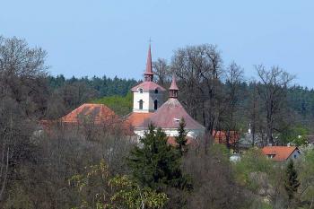 Loreta a kostel sv. Ducha z hráze Římovské přehrady (© Jiří Cukr, 04/2010)