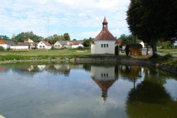 kaple v Předbořicích s rybníkem (© Jiří Čížek, 08/2008)