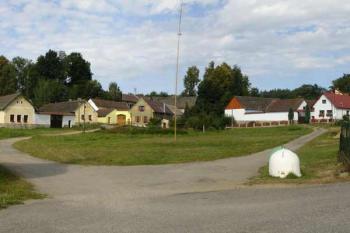 Kaple a náves ( © Jiří Čížek 08/2008)