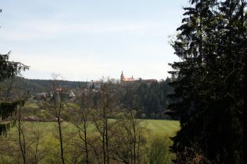 Rabštejn z červené turistické značky od Žlutic ( © Iva Spurná 29.4.2010)