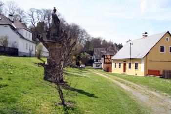 Část náměstí se sochou sv. Vavřince ( © Iva Spurná 29.4.2010)