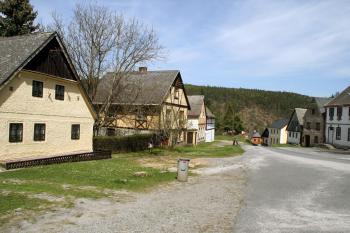 Spodní část náměstí ( © Iva Spurná 29.4.2010)