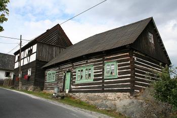 Bývalý špitál (vlevo) a sousední roubenný dům pod někdejší Dolní branou (© Ivan Grisa, 08/2008)