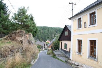 Vyústění ulice od někdejší Dolní brány na náměstí (© Ivan Grisa, 08/2008)