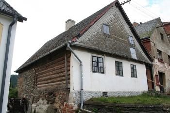 Dům v severovýchodním rohu náměstí se zachovanou roubenou světnicí (© Ivan Grisa, 08/2008)