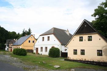 Domy na severozápadním konci náměstí (© Ivan Grisa, 08/2008)