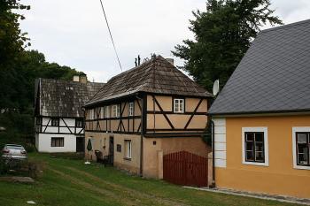Domy s hrázděnými patry ve slepém západním konci náměstí (© Ivan Grisa, 08/2008)