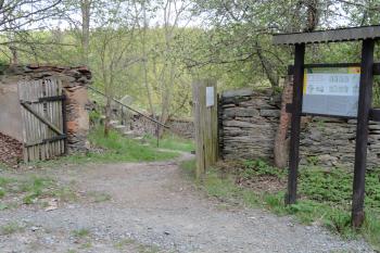 vchod na židovský hřbitov Rabštejn nad Střelou ( © Eva Horáková 05/2012)