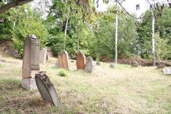 Náhrobky v nejstarší (východní) části hřbitova (© Ivan Grisa, 08/2008)