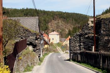 Pohled na Loretu skrz bývalou Dolní bránu rabštejnského městského opevnění ( © Iva Spurná 29.4.2010)