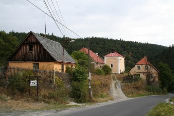 Loreta od hlavní ulice městečka (© Ivan Grisa, 08/2008)