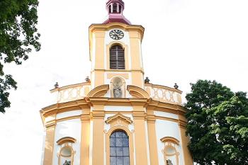 Hlavní (severní) průčelí kostela od hlavní brány zámku (© Ivan Grisa, 08/2008)