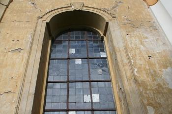 Okno ve východní stěně kostela (© Ivan Grisa, 08/2008)