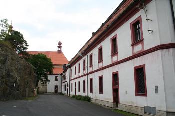 Pohled podél severní stěny kláštera ke kostelu (© Ivan Grisa, 08/2008)