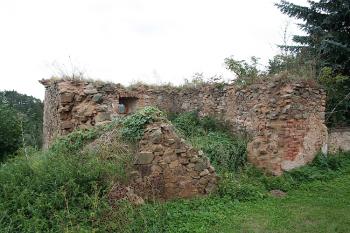 Zřícenina márnice jižně od kostela (© Ivan Grisa, 08/2008)