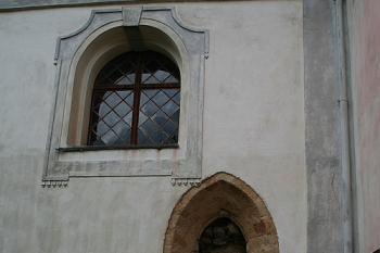 Odhalené gotické okno v jižním boku lodi (© Ivan Grisa, 08/2008)