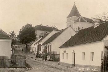 Pohlednice Mohelna kolem r. 1918 - snad někde u kostela stával zdejší hrad - foto regionkamera.cz (© ???)
