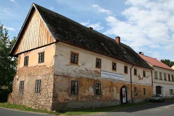 Velký polozděný "Panský dům" č. p. 79 na jižní straně náměstí (© Ivan Grisa, 08/2008)