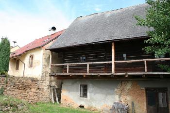 Dvorní strana domů na jižní straně náměstí (© Ivan Grisa, 08/2008)