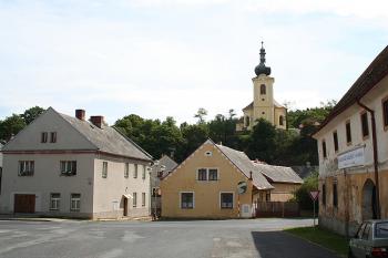 Pohled z náměstí na kostel sv. Jakuba Většího (© Ivan Grisa, 08/2008)