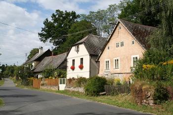 Maloměstská zástavba podél silnice k zámku (© Ivan Grisa, 08/2008)