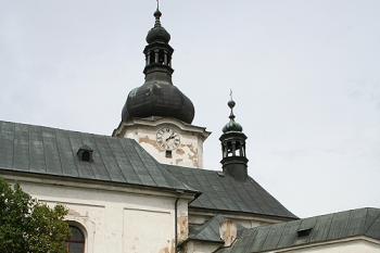 Kostel a závěr kryté chodby ze zámku od jihozápadu (© Ivan Grisa, 08/2008)