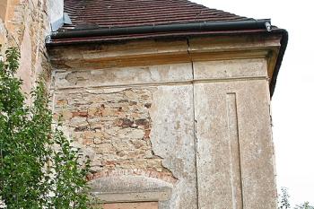 Jižní kaple - pohled od západu (z bývalého dětského hřbitova) (© Ivan Grisa, 08/2008)