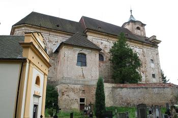 Kostel od severu, vlevo část průčelí kaple sv. Josefa (© Ivan Grisa, 08/2008)