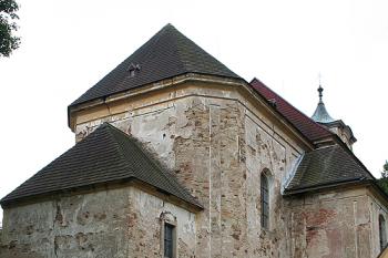 Sakristie, závěr kostela a severní kaple od severovýchodu (© Ivan Grisa, 08/2008)