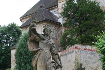 Socha sv. Barbory na začátku severní přístupové rampy ke kostelu (© Ivan Grisa, 08/2008)