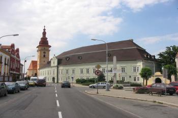 Zámek, v pozadí s věž kostela ( © Jiří Čížek 07/2004)