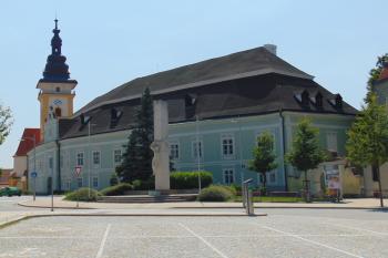 Zámek od sv. (© Dušan Dohňanský  07/2021)