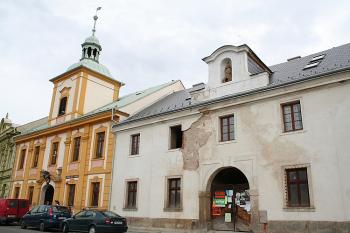 Radnice se sousedním domem v severní frontě náměstí (© Ivan Grisa, 08/2008)