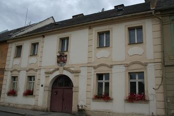 Panský dům v severní frontě náměstí (© Ivan Grisa, 08/2008)