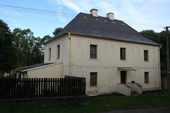 Dům v ulici podél západního okraje zámeckého parku (© Ivan Grisa, 08/2008)