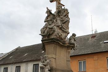 Trojiční statue ve středu náměstí (© Ivan Grisa, 08/2008)