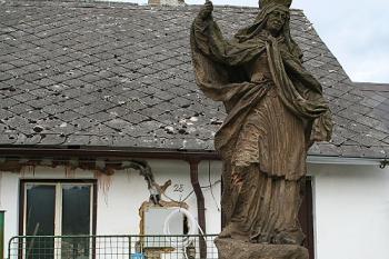 Socha sv. Ludmily na východním konci Vysoké cesty u hřbitova (© Ivan Grisa, 08/2008)