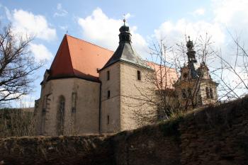 Severní strana kostela přes zbytky městského opevnění ( © Iva Spurná 26.4.2010)