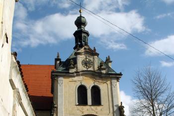 Přední věž od severu – vlevo vrata fary a kašna s koněm ( © Iva Spurná 26.4.2010)