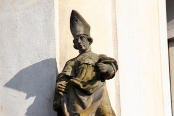 Jedna ze soch na přední věži ( © Iva Spurná 26.4.2010)