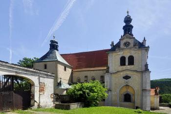 kostel sv. Petra a Pavla od severozápadu (© Radovan Smokoň 06/2014)