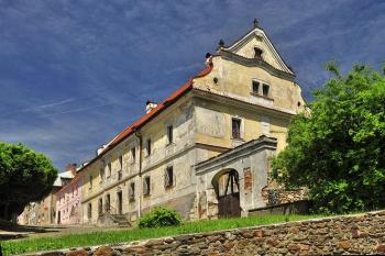 Fara nad kostelem (© Radovan Smokoň 06/2014)
