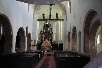 Průhled hlavní lodí k presbytáři (© Ivan Grisa, 08/2008)