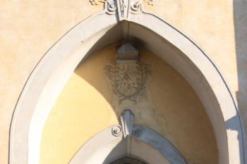 Okno v severní stěně západní věže s daty přestaveb ( © Ivan Grisa 08/2009)