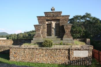 Pomník obětem válek jihozápadně od kostela ( © Ivan Grisa 08/2009)