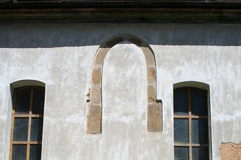 Jižní stěna lodi s ostěním gotického okna (© Ivan Grisa, 08/2008)