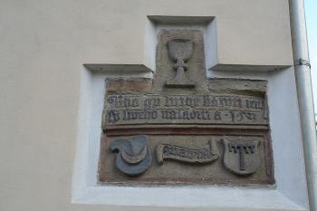 Deska z někdejší městské brány (© Ivan Grisa, 08/2008)