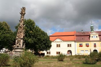 Trojiční sloup, budova musea (původně panský dům, poté okresní soud) a radnice na severní straně Velkého náměstí (© Ivan Grisa, 08/2008)